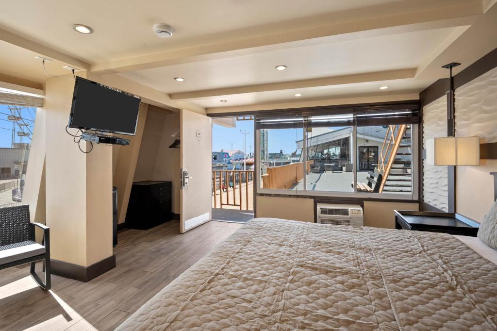 Aztec Ocean Resort - Deluxe King Room