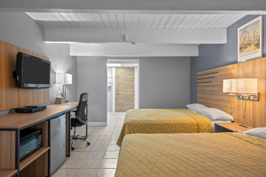 Aztec Ocean Resort - Room With Two Queen Beds