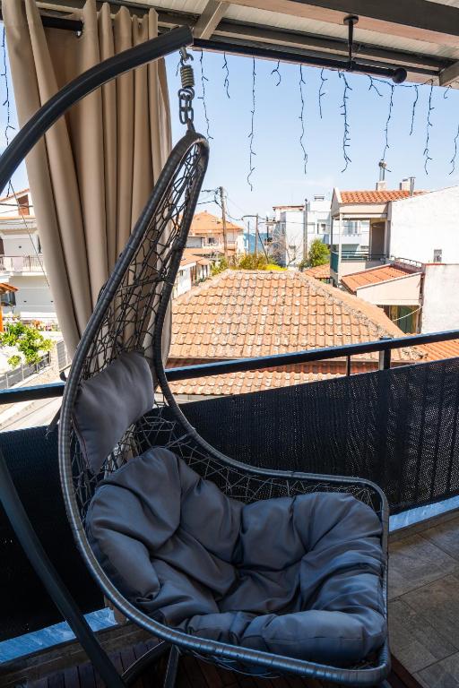 eine Hängematte auf einem Balkon mit Aussicht in der Unterkunft Zeffie's Studio in Olympiada