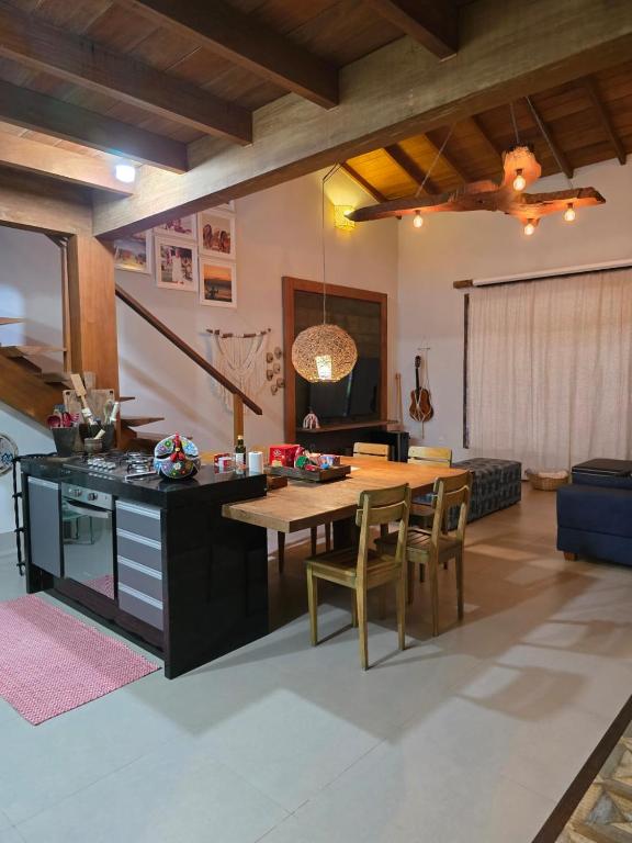 a kitchen and dining room with a table and chairs at Cabana da Cris in Anchieta