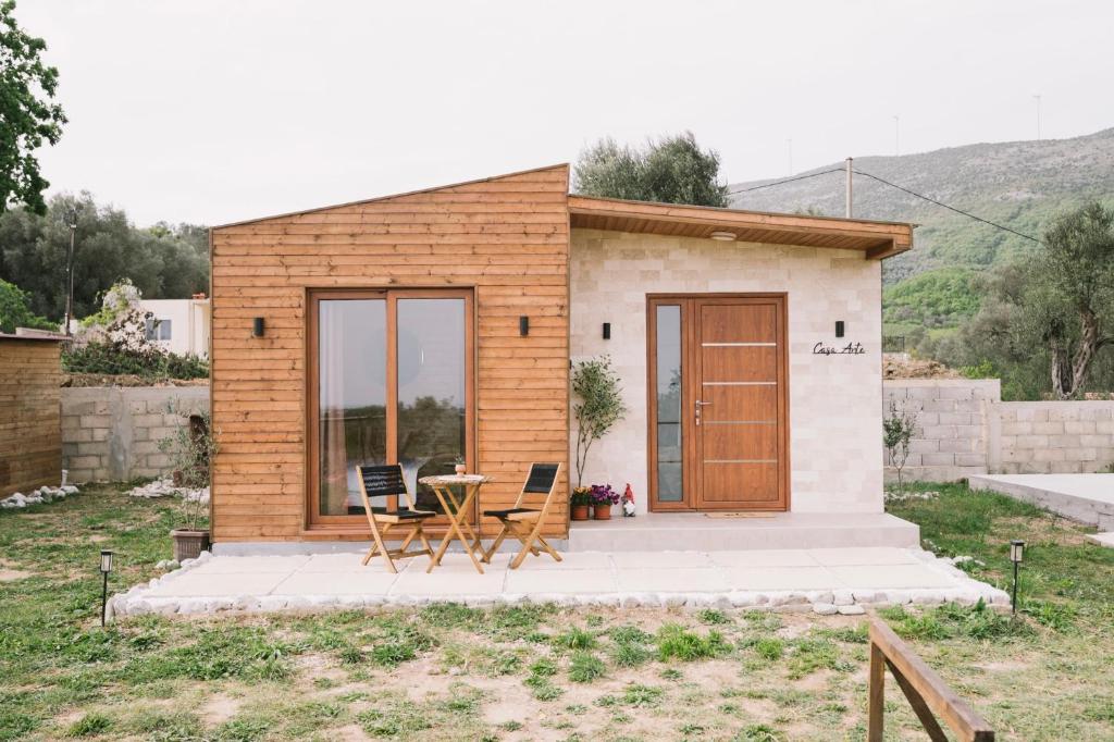 a small house with a table and chairs in front of it at Casa Arte in Ulcinj