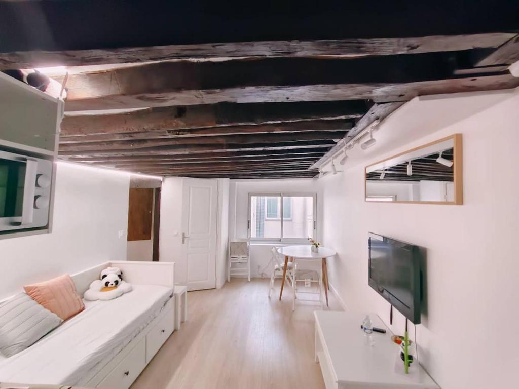 Beautiful 2-Room Apartment in Provence, Galeries Lafayette