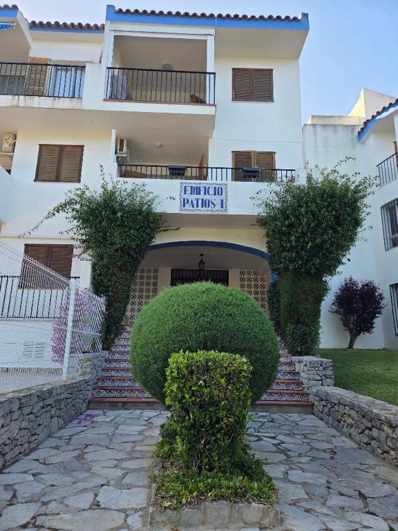 a building with a bush in front of a building at casa Caithlyn in Peniscola