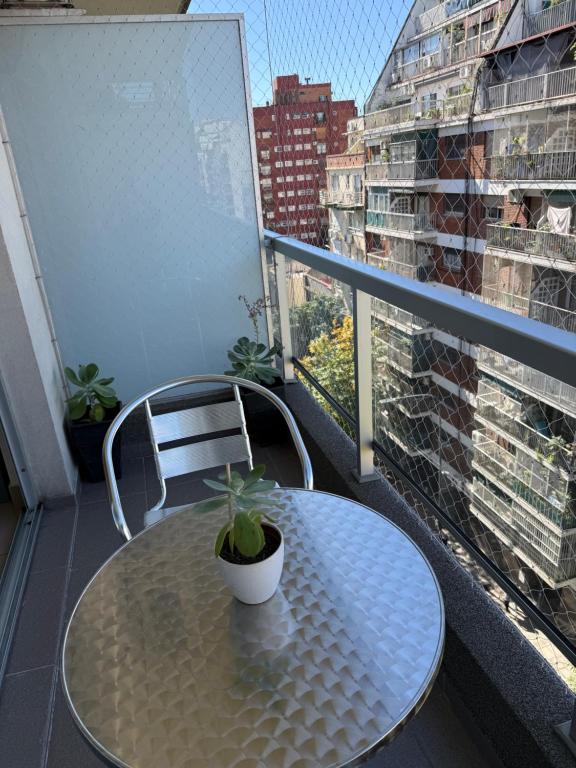 a table and chair on a balcony with a window at Monoambiente con amenities Y MAS in Buenos Aires