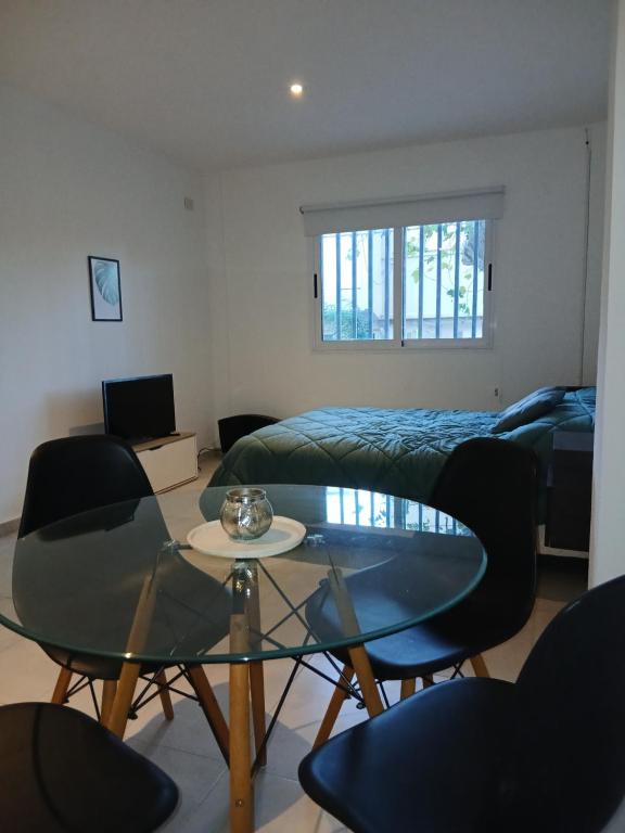 a room with a table and chairs and a bed at Monoambiente en el centro de Zarate in Zárate