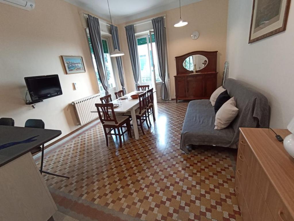 a living room with a couch and a table at Il Veliero in Bonassola