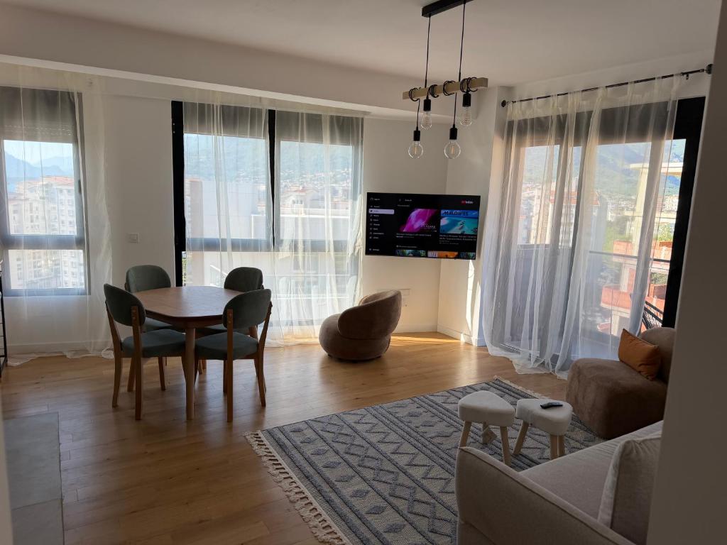 a living room with a table and chairs at Mare e Monti in Bar
