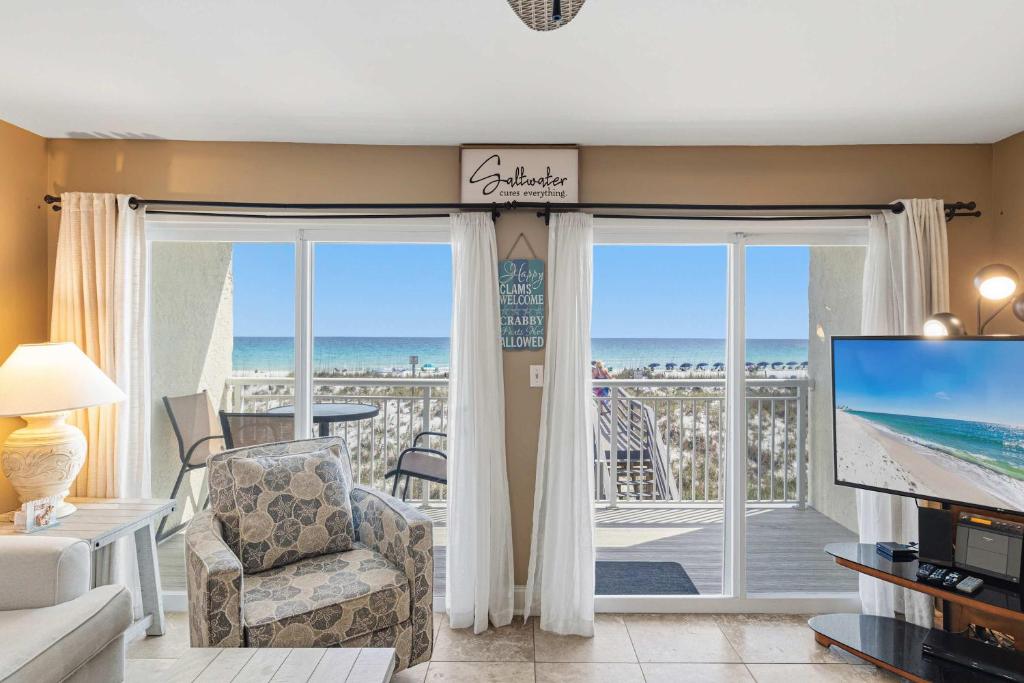 Beautiful beachfront condo with million-dollar views shared pool beach access, Destin, FL