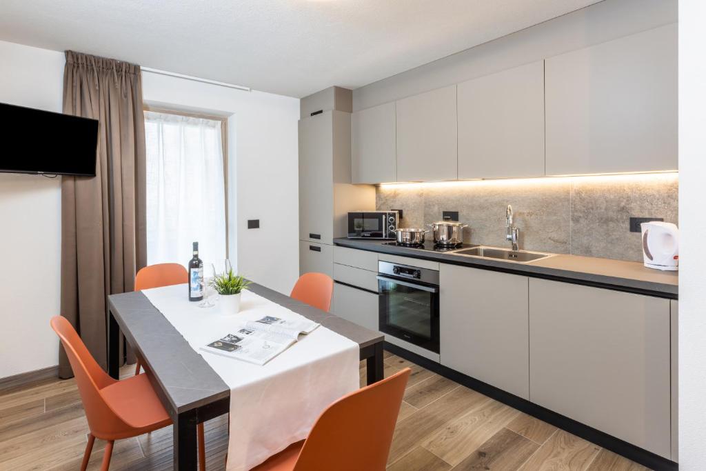 a kitchen and dining room with a table and chairs at ChaletMafi in Valdidentro