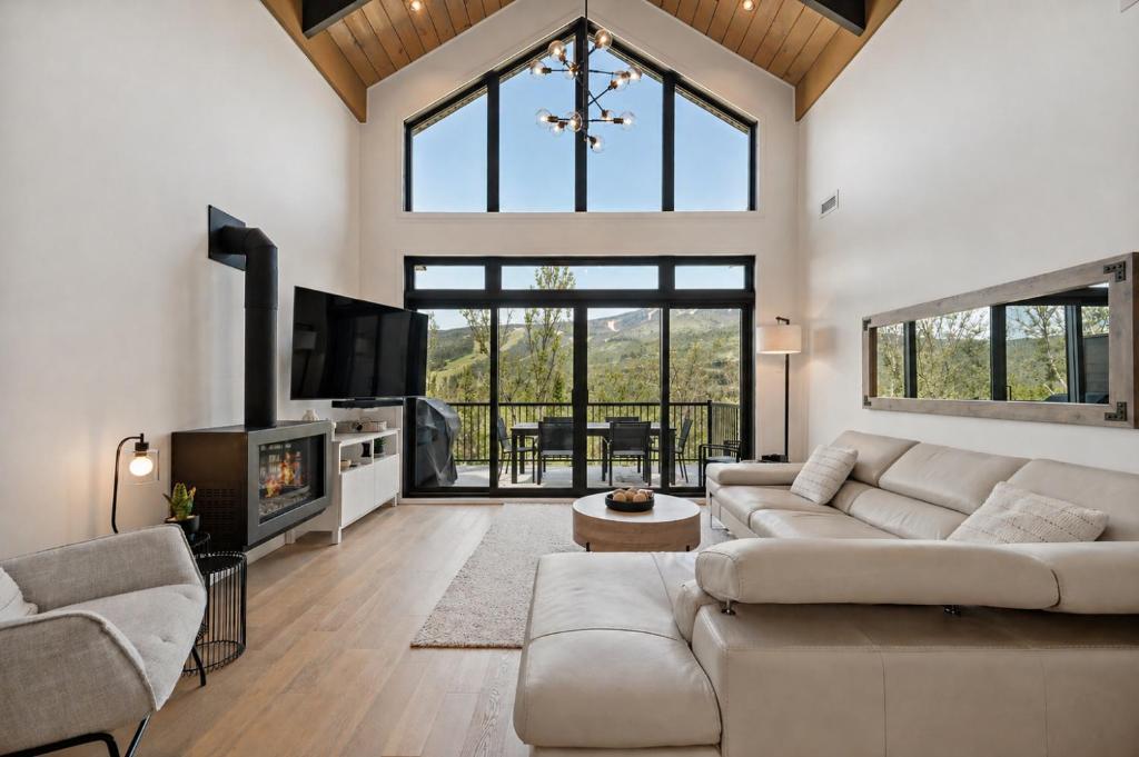 a living room with a couch and a fireplace at Tremblant Prestige Verbier 6 202 in Mont-Tremblant