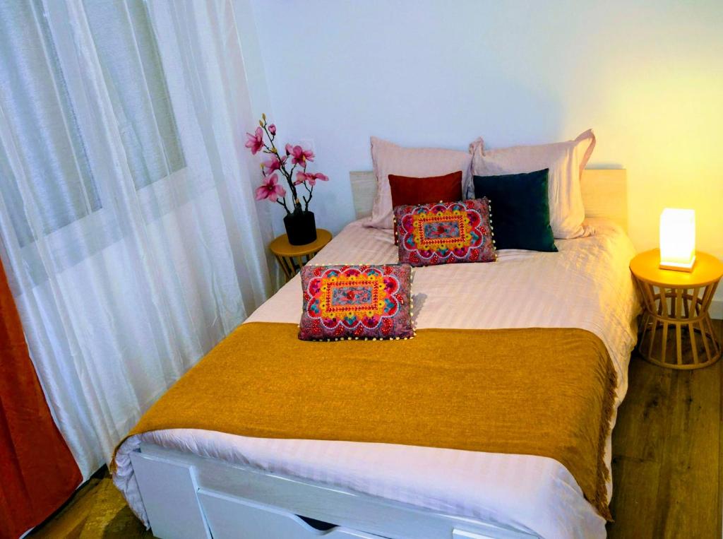 a bedroom with a bed with pillows on it at Escale 1 Spacieux avec CLIM in Tartas