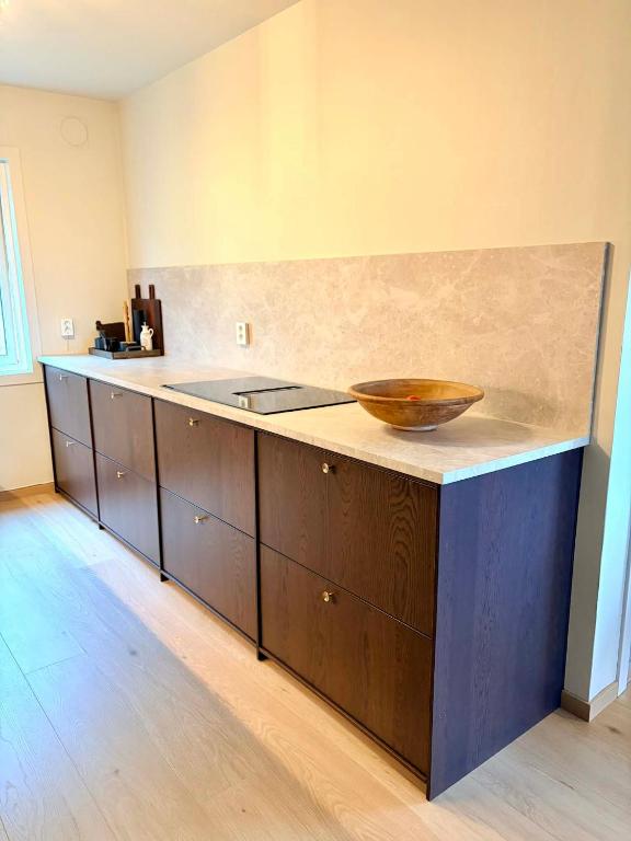 a kitchen with a counter with a bowl on it at Flott 4-roms leilighet til leie in Trondheim