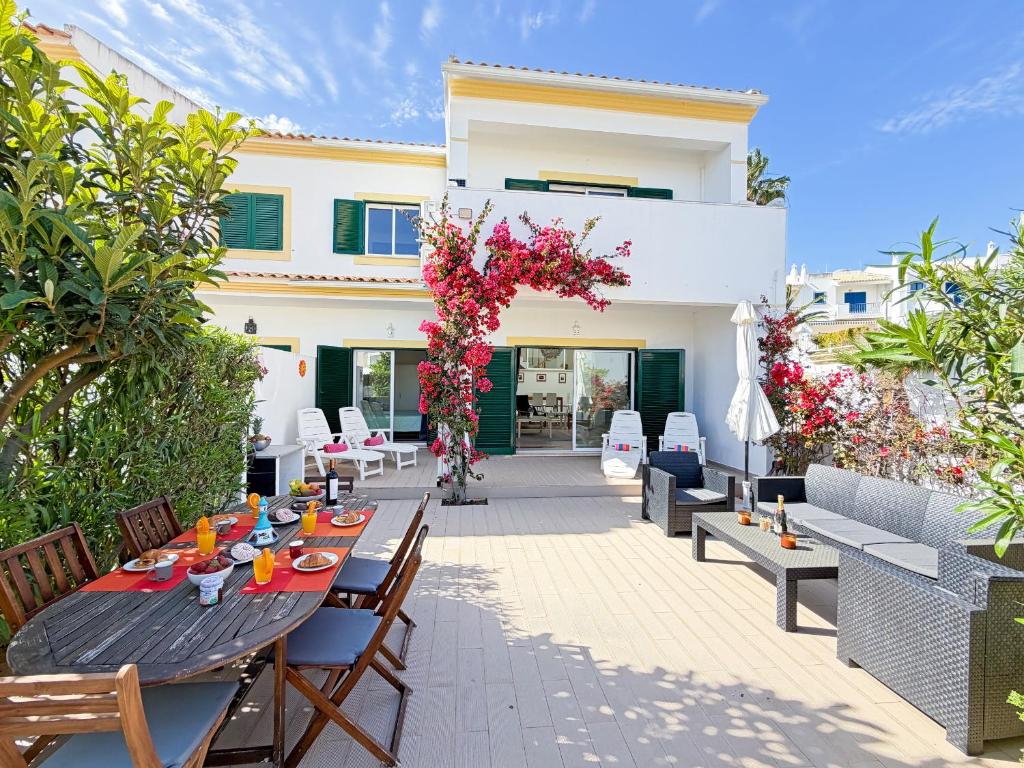 House with Pool 5min Walk to Alemães Beach by BeCherish