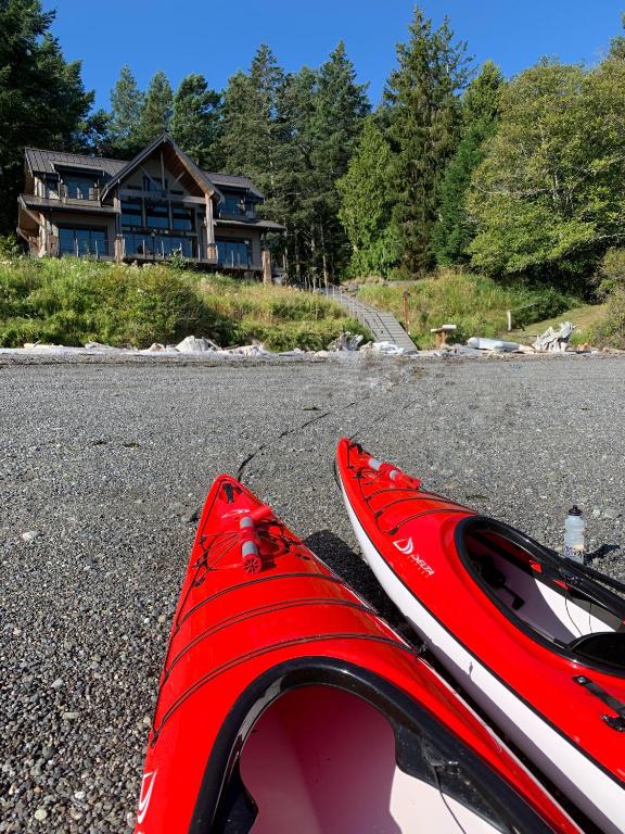 a pair of kayaks sitting on the ground in front of a house at Beach Kayaks Hot Tub Private Cottage in Friday Harbor