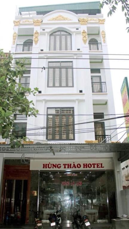 a white building with a hong tiao hotel at Khách sạn Hùng Thảo in Sầm Sơn