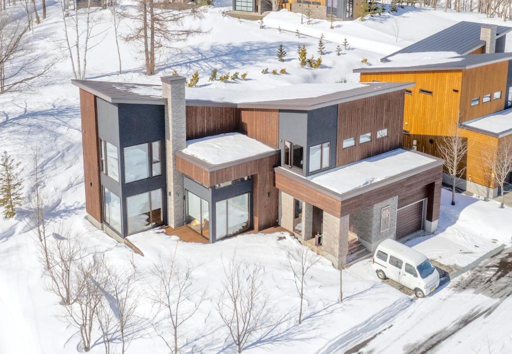 Luftaufnahme eines Hauses im Schnee in der Unterkunft Miko - Rusutsu Chalets in Rusutsu