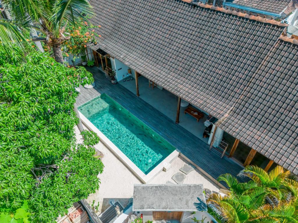 an overhead view of a swimming pool next to a building at Villa Manouch in Nusa Lembongan