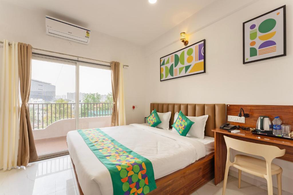 ein Schlafzimmer mit Bett, Schreibtisch und Fenster in der Unterkunft Treebo Lime Light in Pune