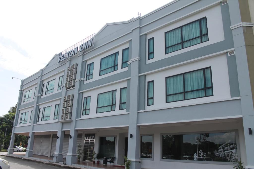 uma imagem da frente do hotel em The Velton Inn em Bintulu