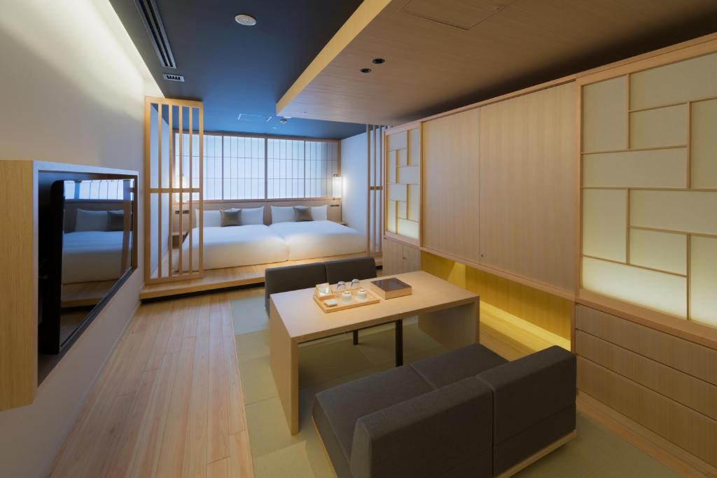 Postel nebo postele na pokoji v ubytování hotel kanra kyoto