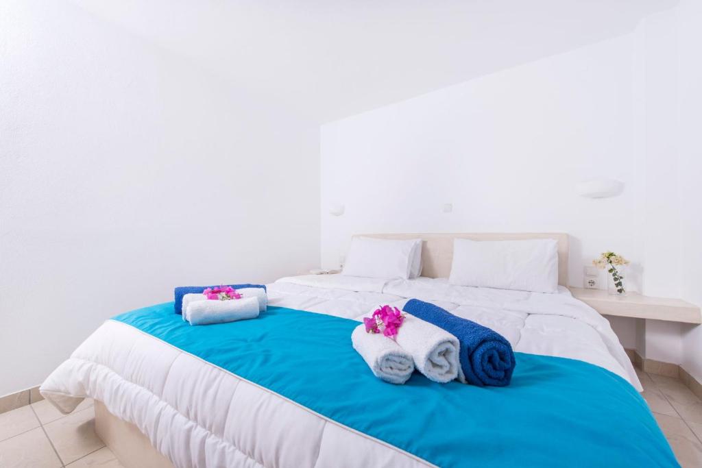 a bedroom with a bed with towels on it at Studio in a family hotel in Perivolos