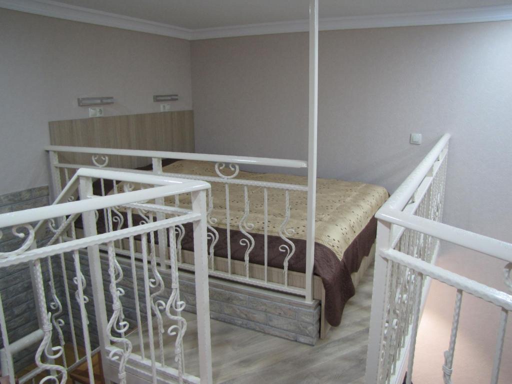 ein Schlafzimmer mit einem Etagenbett und einer Treppe in der Unterkunft Inna`s Studio in Tbilisi City