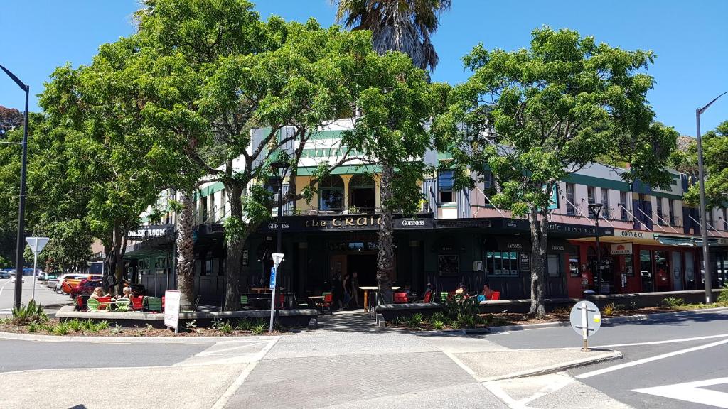 um edifício na esquina de uma rua em Whakatane Hotel em Whakatane