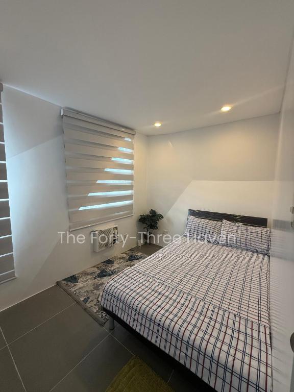 a bedroom with a bed in a room at The Forty-Three Haven in Calo
