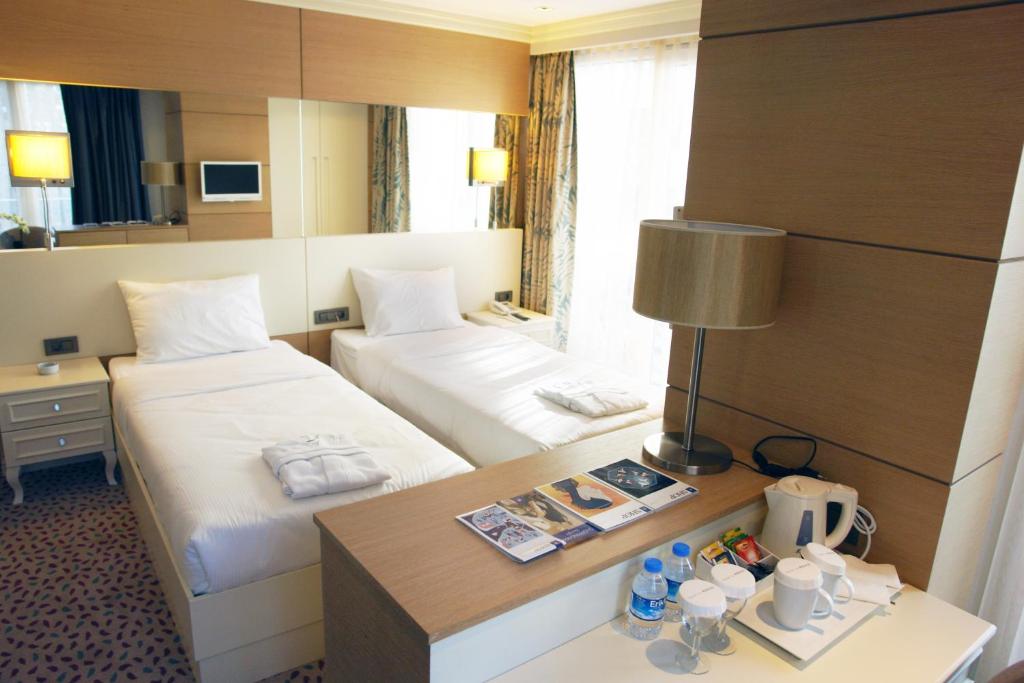 A bed or beds in a room at Hotel Le Mirage