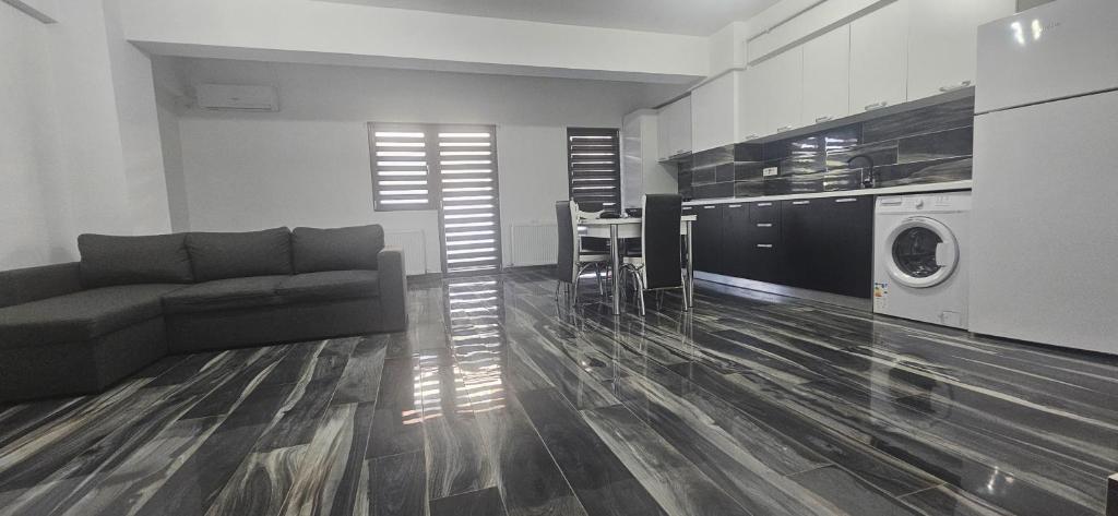 a living room with a couch and a washing machine at Ysa home in Râmnicu Vâlcea