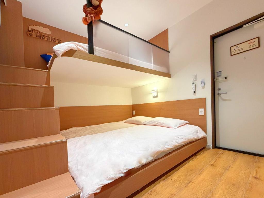 ROKU GRKU Newly Renovated in 2026, Designer Bunk Room, 5 Min to Iriya, King Lower Bunk and Single Upper Bunk, Easy Access to Ueno and Asakusa, Sleeps 3