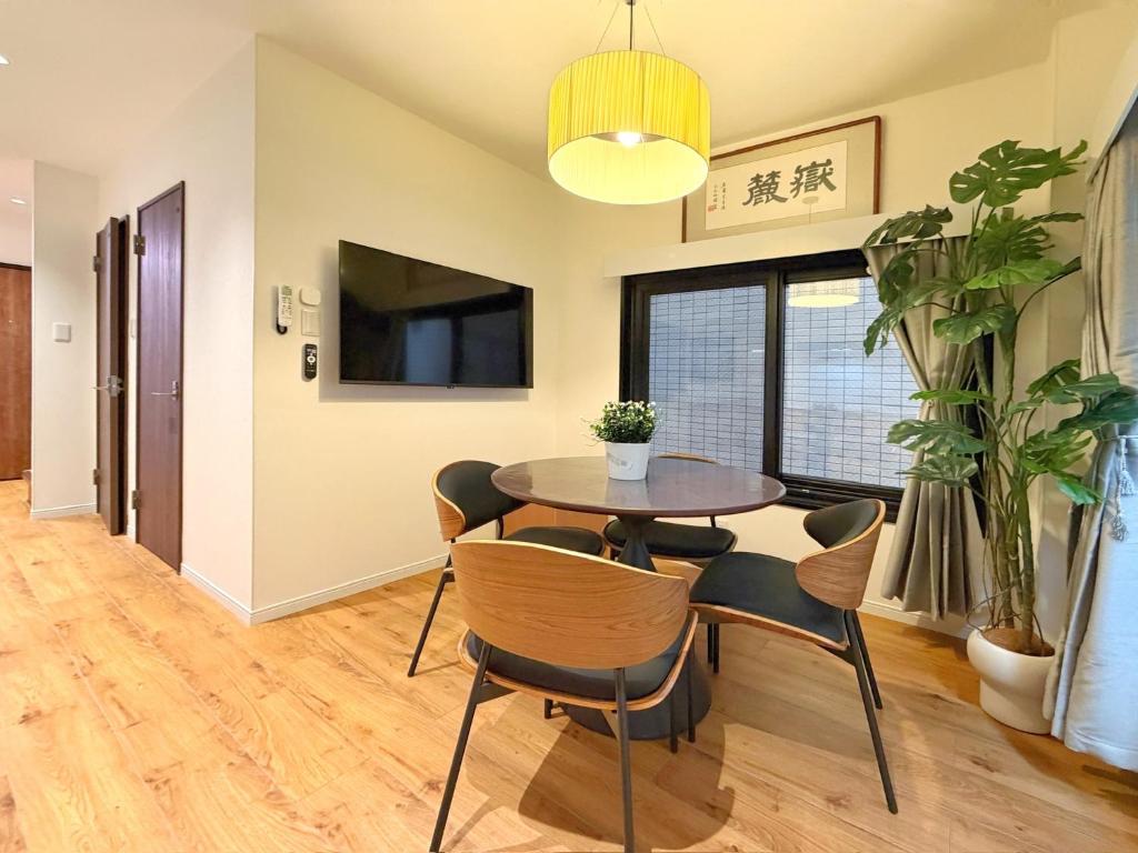ROKU GRKU2 Newly Renovated Japanese-Modern Duplex, 3 Bedrooms, 2 King Beds and 3 Single Beds, 2 Showers and 2 Toilets, 5 Min to Iriya, Sleeps 7hs