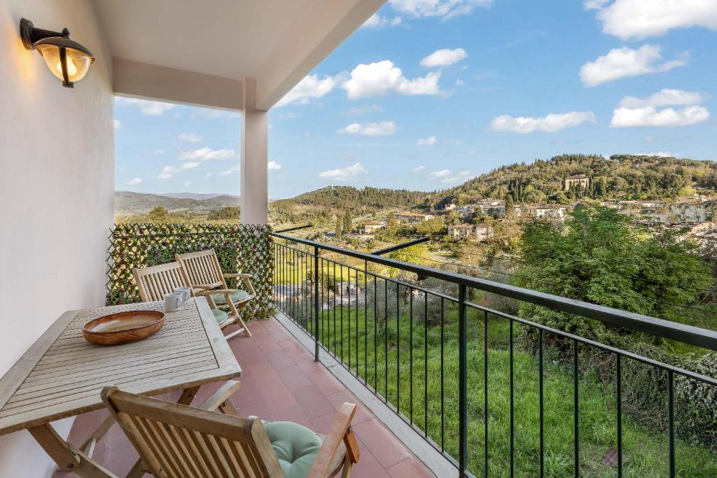 a balcony with a table and chairs and a view at B&B Il Connubio - Rooms & Apt between Florence and Chianti in Impruneta