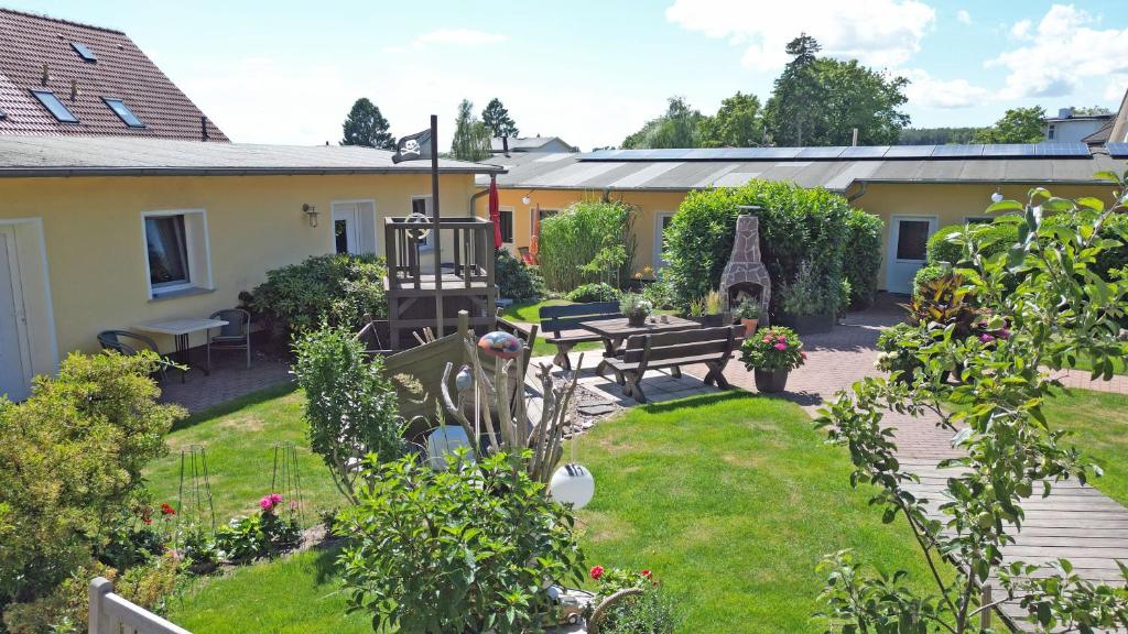 a garden with a bench and a picnic table at Ferienanlage in Sellin auf Ruegen in Baabe