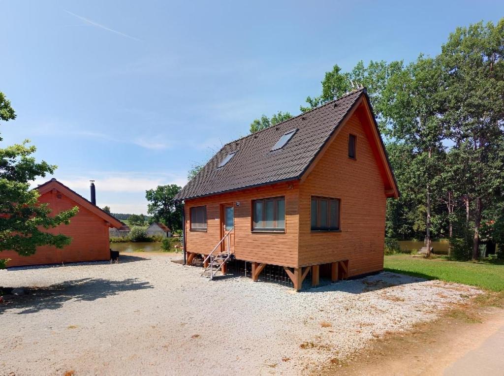 a house that is sitting in the dirt at Chata na farmě Petrovice in Mladošovice