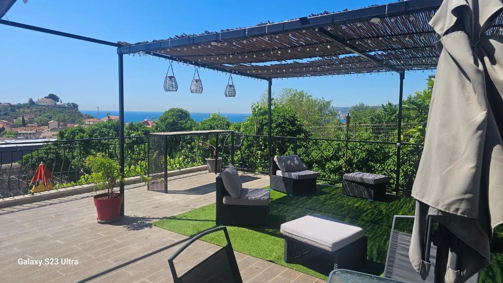 a patio with chairs and a pergola at Zen et cosy in Marseille