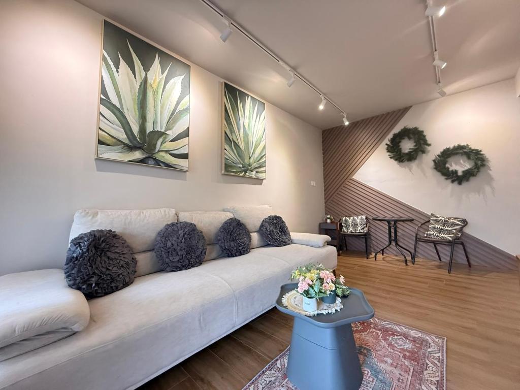 a living room with a couch and a table at Mujito5 15Pax 3BR NearTC, DinosaurLand, PS4 Netflix in Kuantan