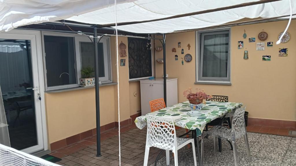 a table and chairs under a white tent at Casa in giardino in Piombino