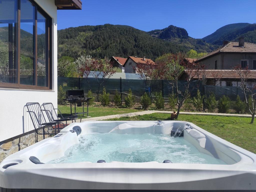 a jacuzziificialificialificialificialificialificialificialificialificialificialificial at "Goritsa" Guest House , Къща за Гости "Горица" in Ovchartsi