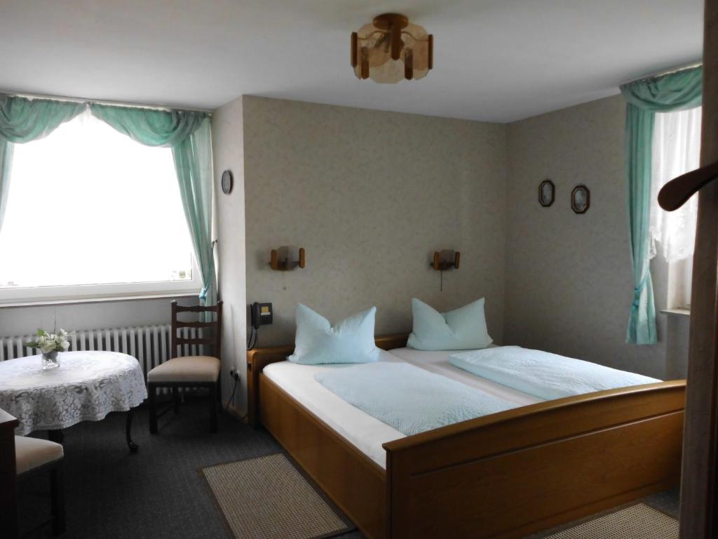 Postel nebo postele na pokoji v ubytování Hotel Garni am Heuberg