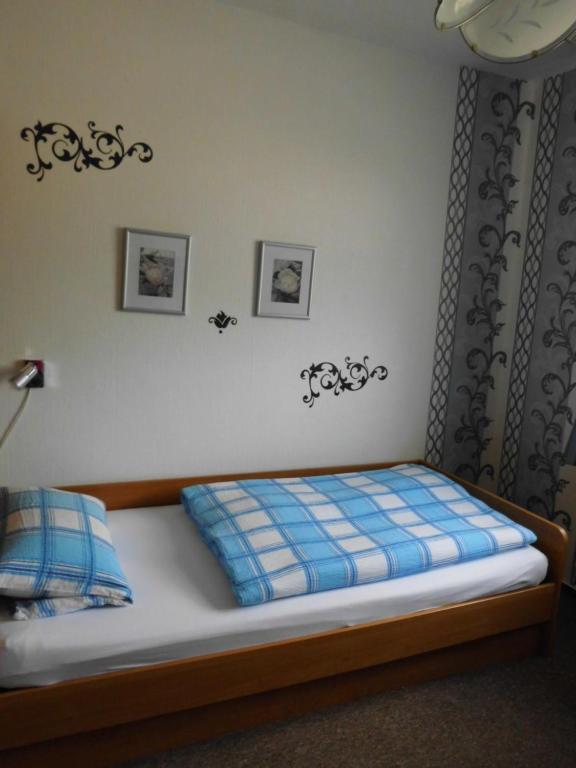 Postel nebo postele na pokoji v ubytování Hotel Garni am Heuberg