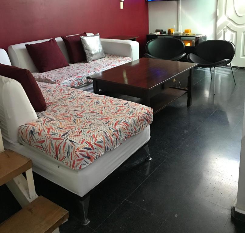 a living room with a couch and a coffee table at Duplex SM con ESTACIONAMIENTO in San Juan