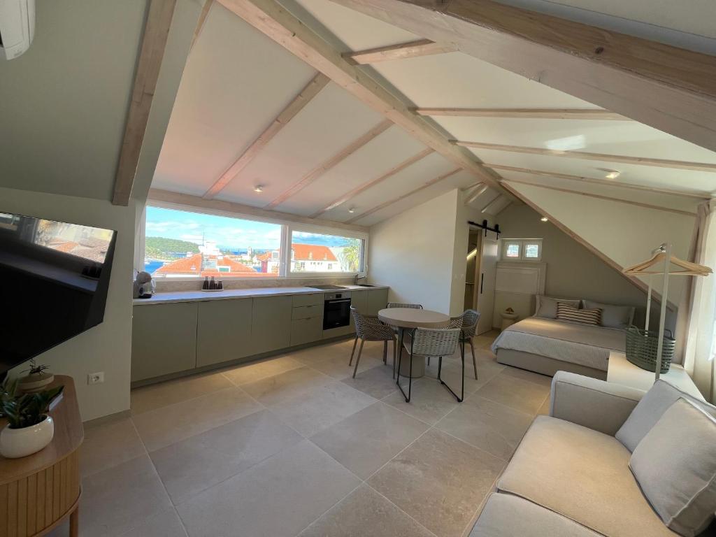 ein Wohnzimmer mit Sofa und Tisch in der Unterkunft Casa Maja in Vis