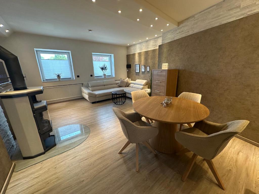 a living room with a table and a couch at Auszeit nahe Freizeitpark in Grethem
