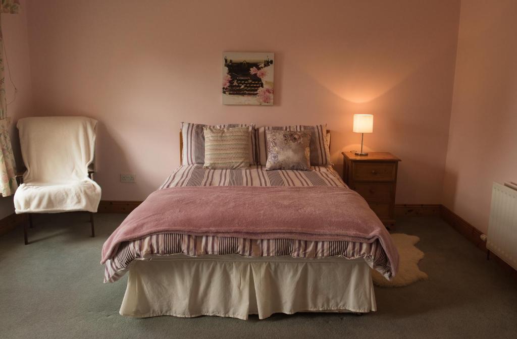 מיטה או מיטות בחדר ב-Rose Cottage