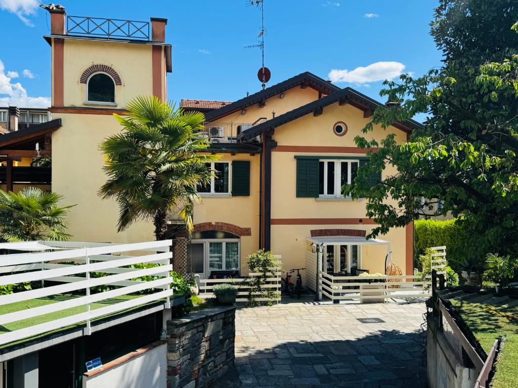 a house with a white fence in front of it at Villa Marchesa in Arona