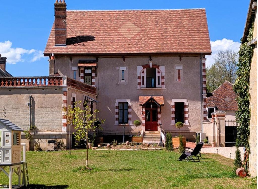 a large house with a red roof at La Leugnyçoise in Leugny