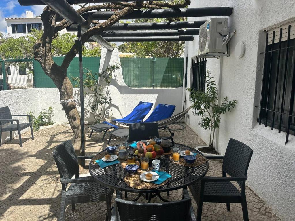 Buganvília House Quarteira by FHRAlgarve
