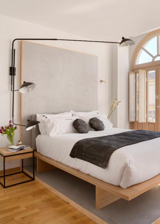 Posteľ alebo postele v izbe v ubytovaní Halcyon Days designer apartments by Ana Locking