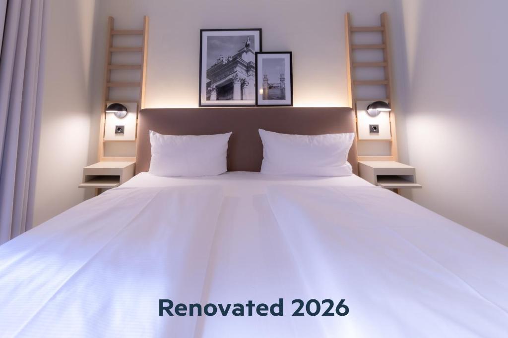 Ліжко або ліжка в номері Hotel Bleibtreu Berlin by Golden Tulip